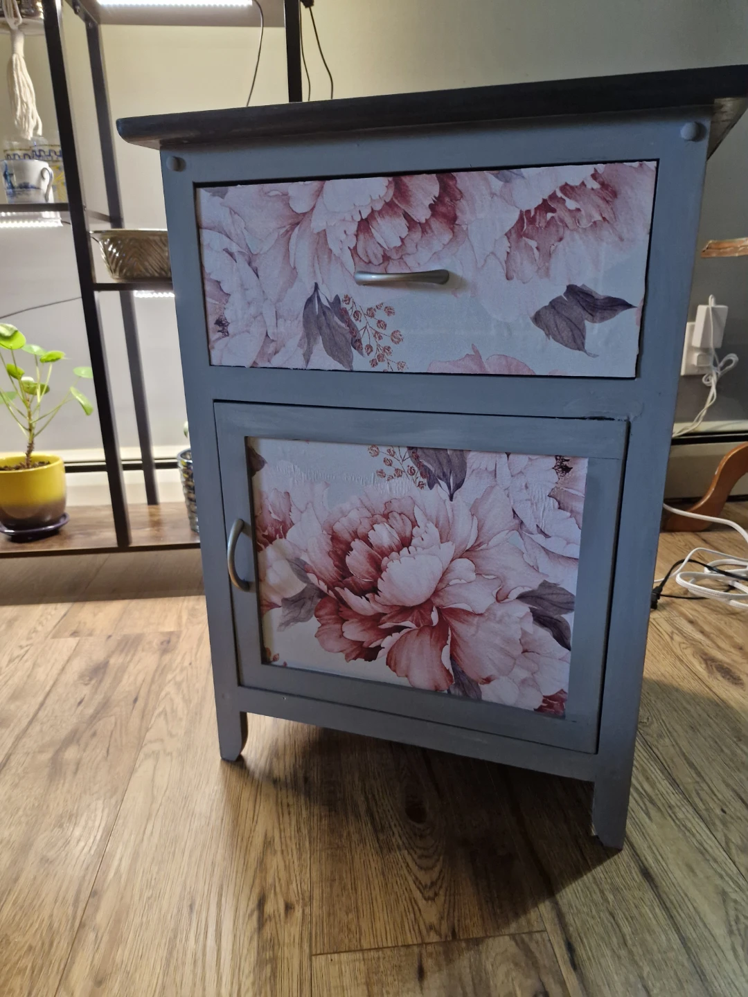 Floral pattern grey nightstand - photo 2