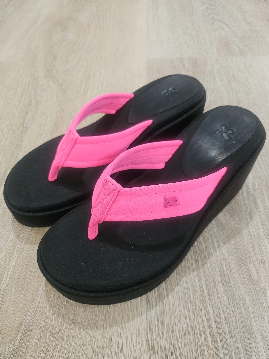 Black and pink wedge flip flops - photo 2