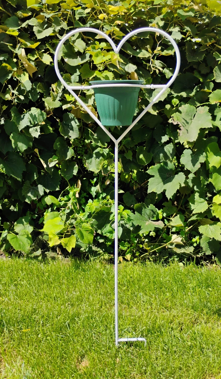 HEART-SHAPED METAL PLANT STAND