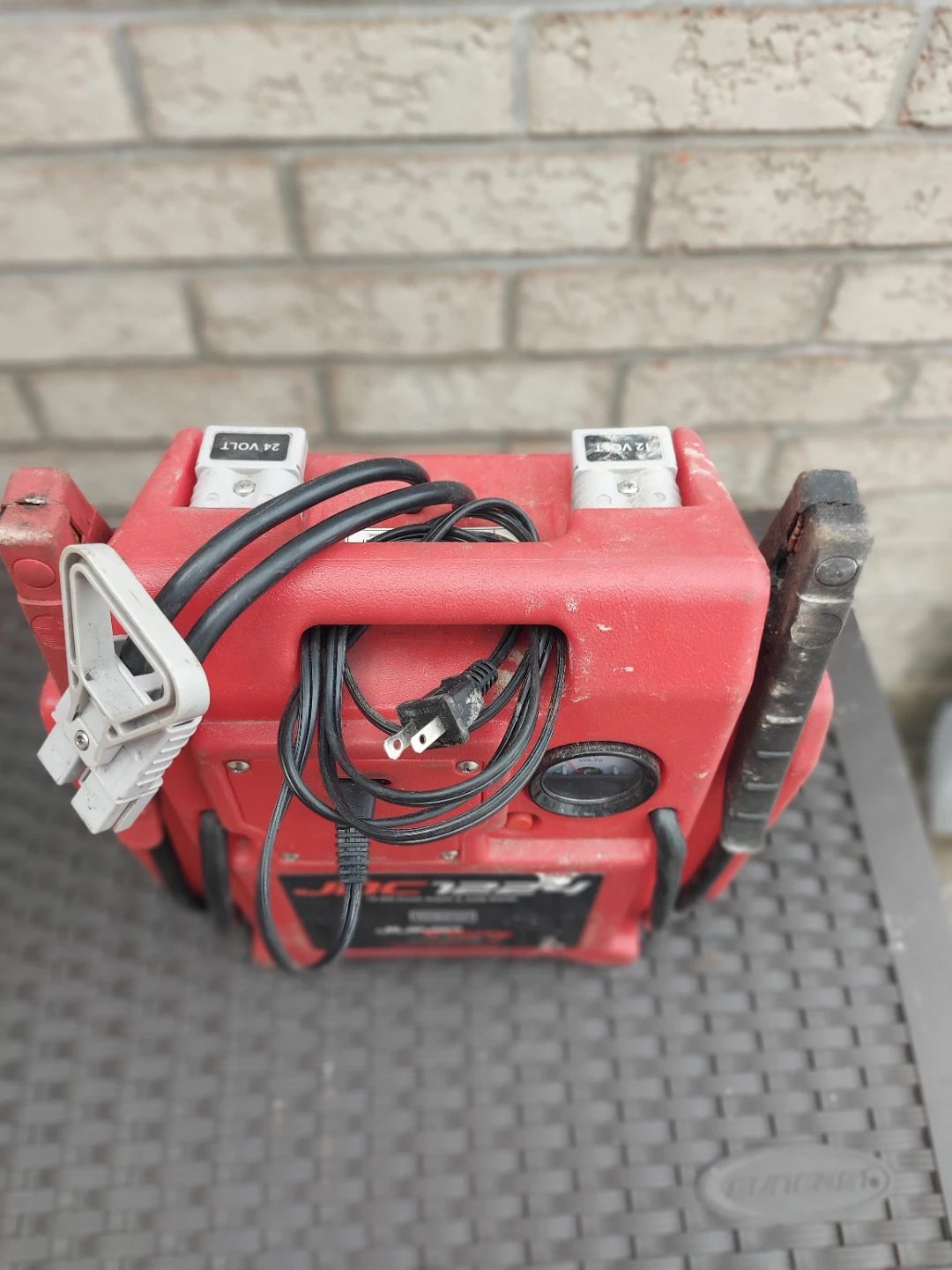 JNC1224 12 Volt Power Supply & Jump Starter - photo 3