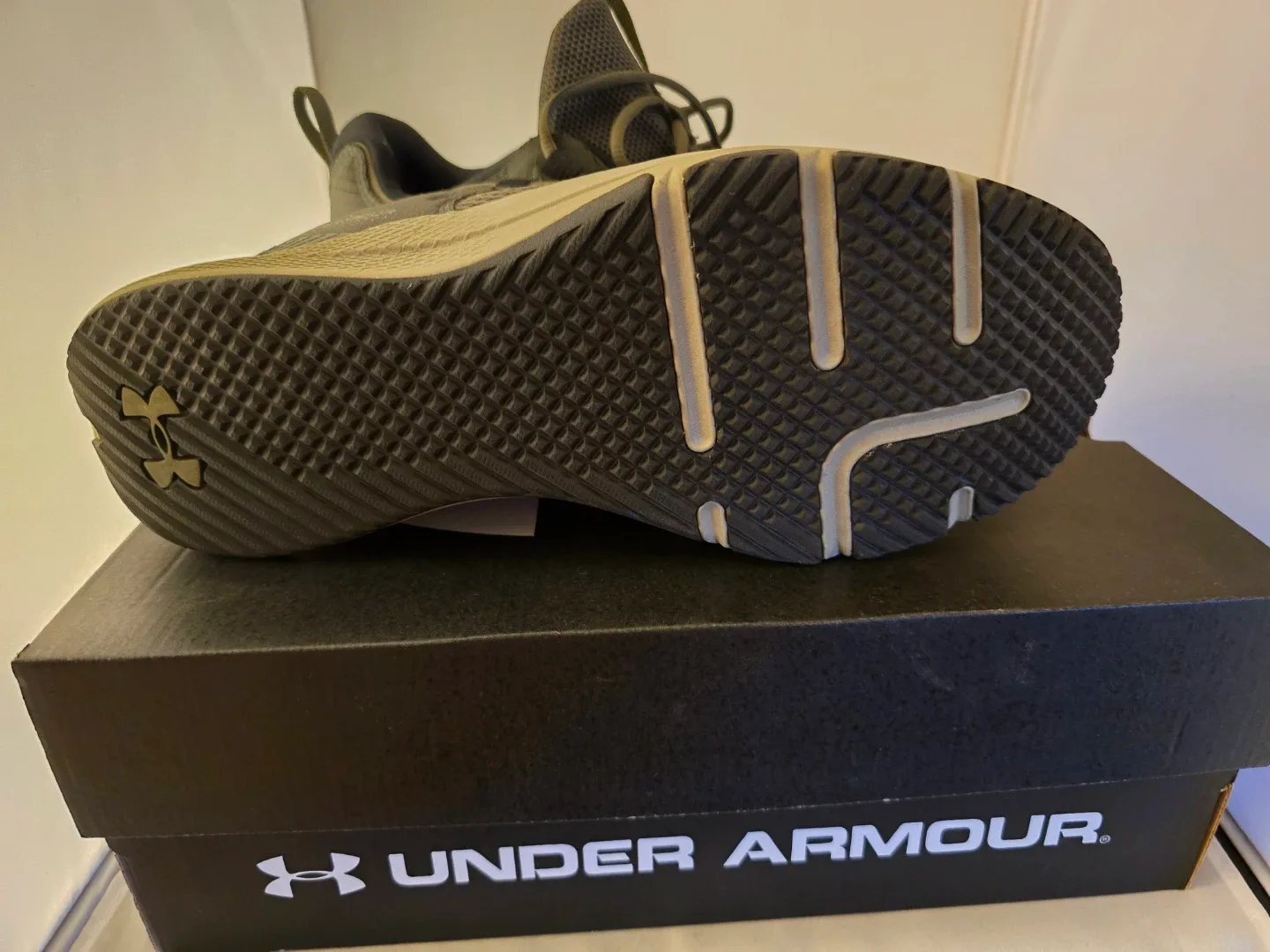 Under Armour Charged Sneakers 11.5 - photo 3