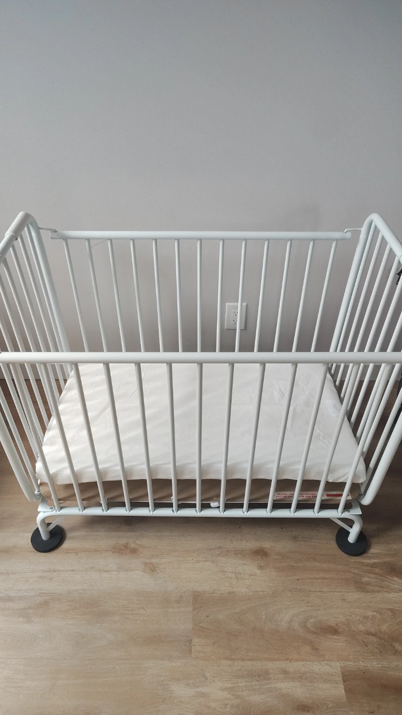 White Metal Baby Crib with Mattress