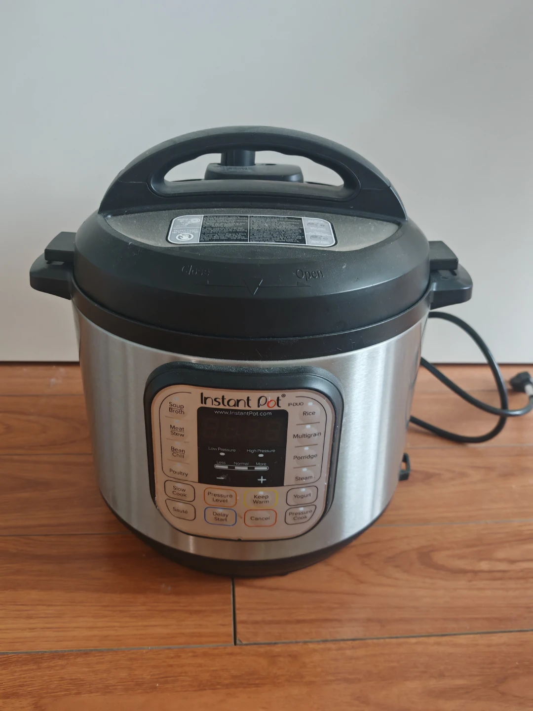 Instant Pot DUO 6 Quart Electric Pressure Cooker