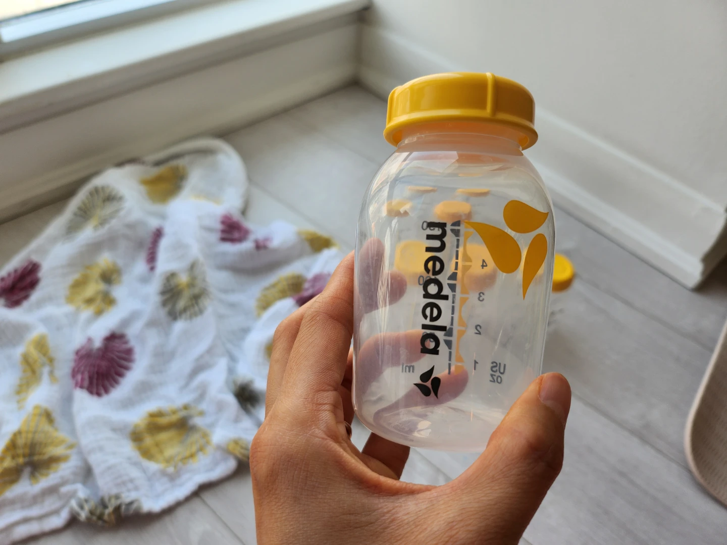 Medela Breast Milk Storage Bottles (+ Free Nursing Cover!!) - photo 3