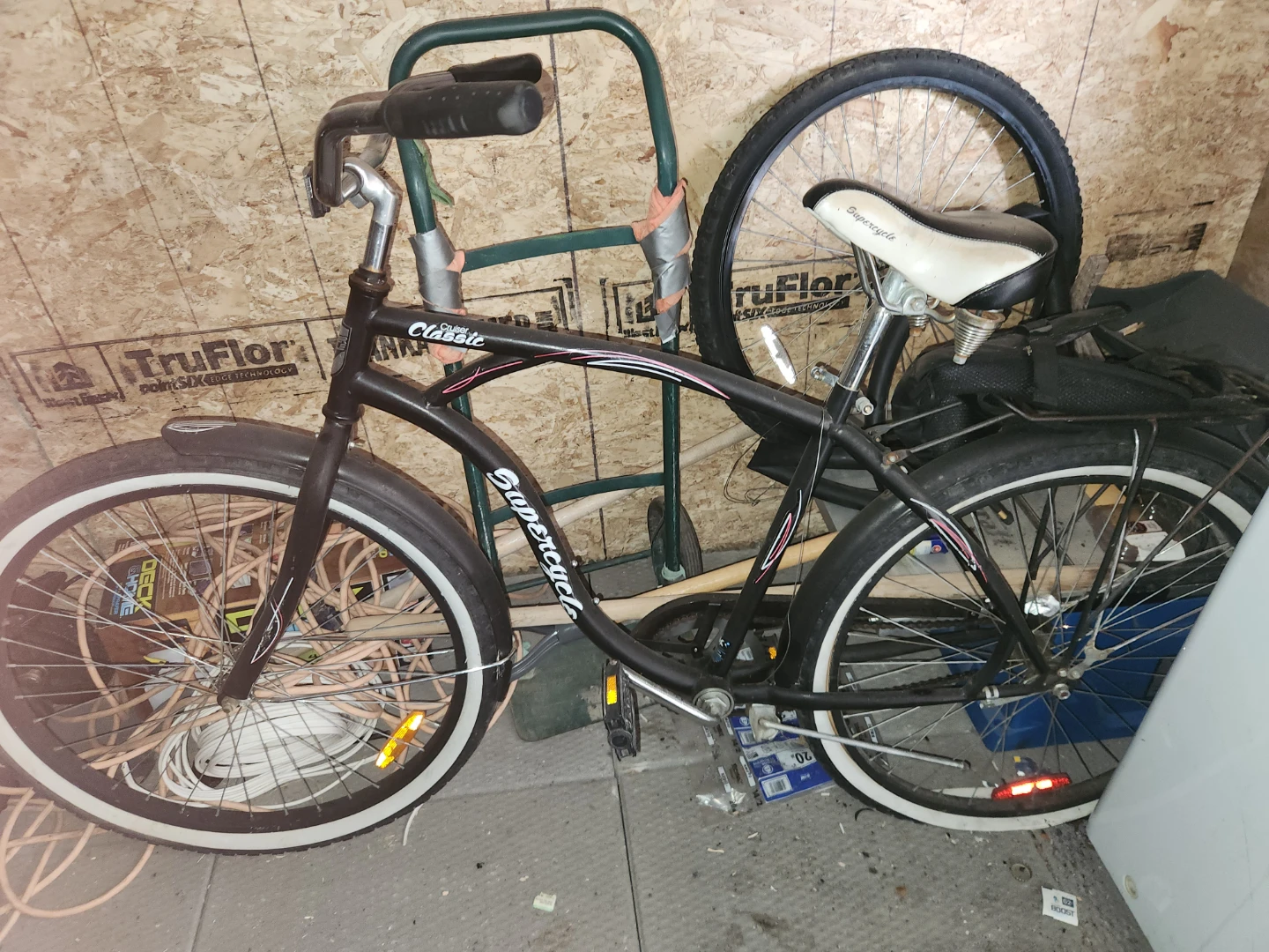 Classic Cruiser Bicycle with Schwinn Seat Bag - photo 2
