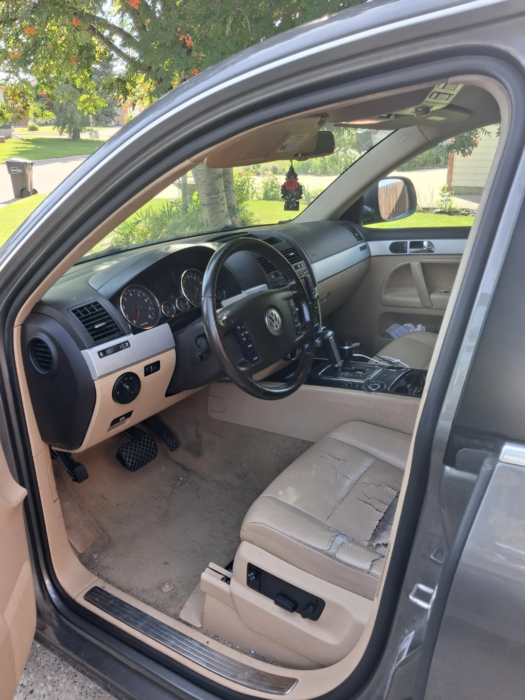 Volkswagen Touareg SUV - photo 2