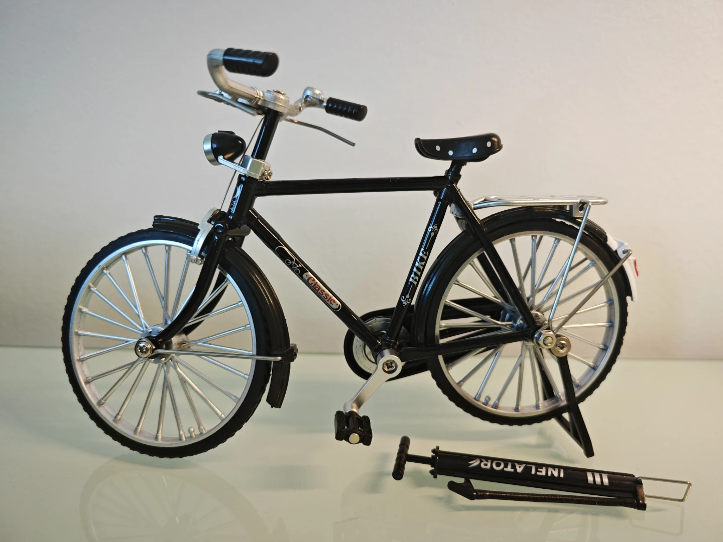 Black Classic Style Bicycle Model 1:10