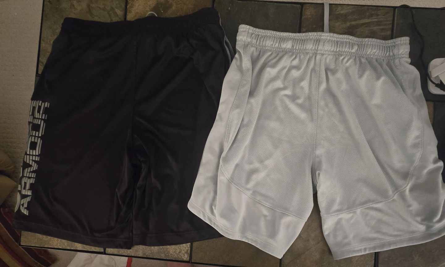 Under Armour Men's Shorts. 3 pair, all Large.  EUC. - photo 4