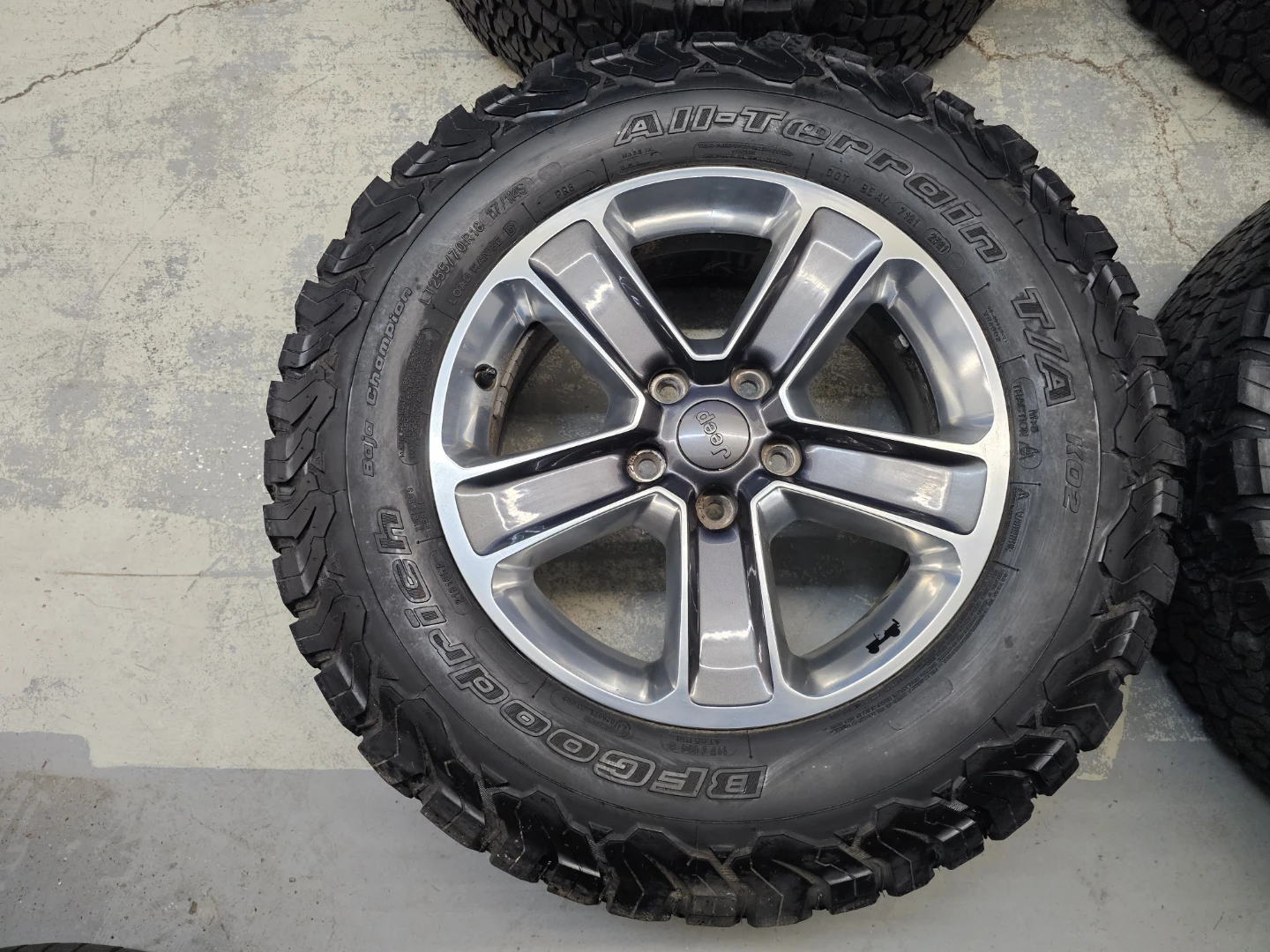 JEEP WRANGLER O.E.M RIMS AND ALL TERRAIN TIRES 255/70 R18 - photo 3