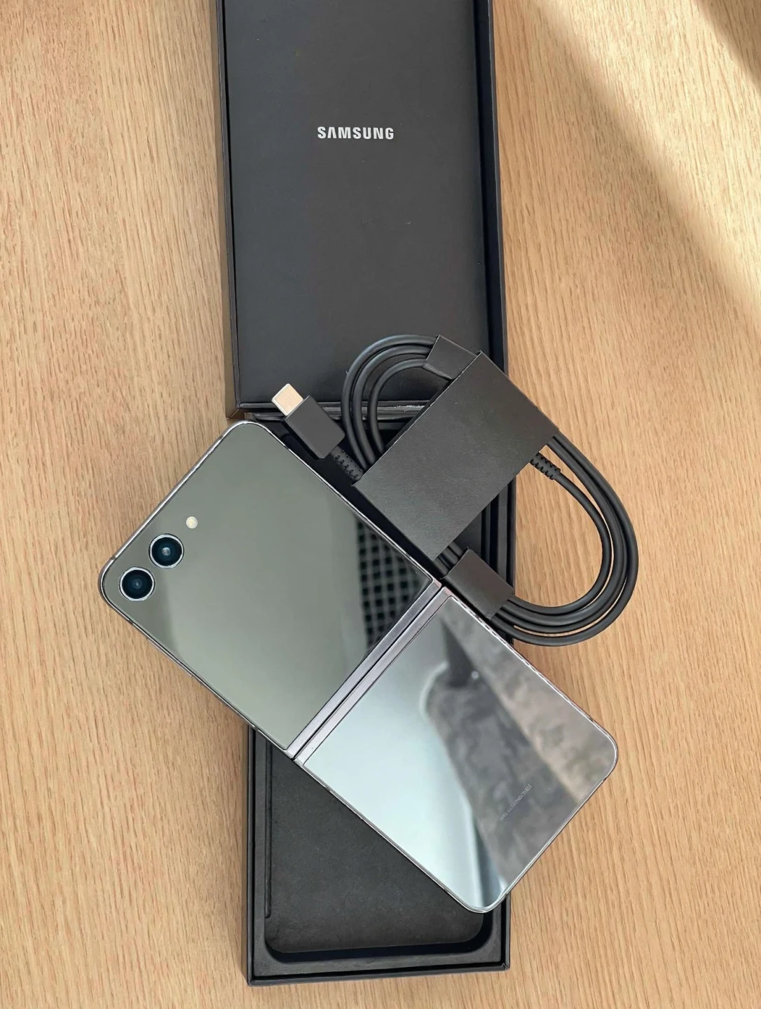 Samsung Galaxy Z Flip5 Smartphone - photo 3