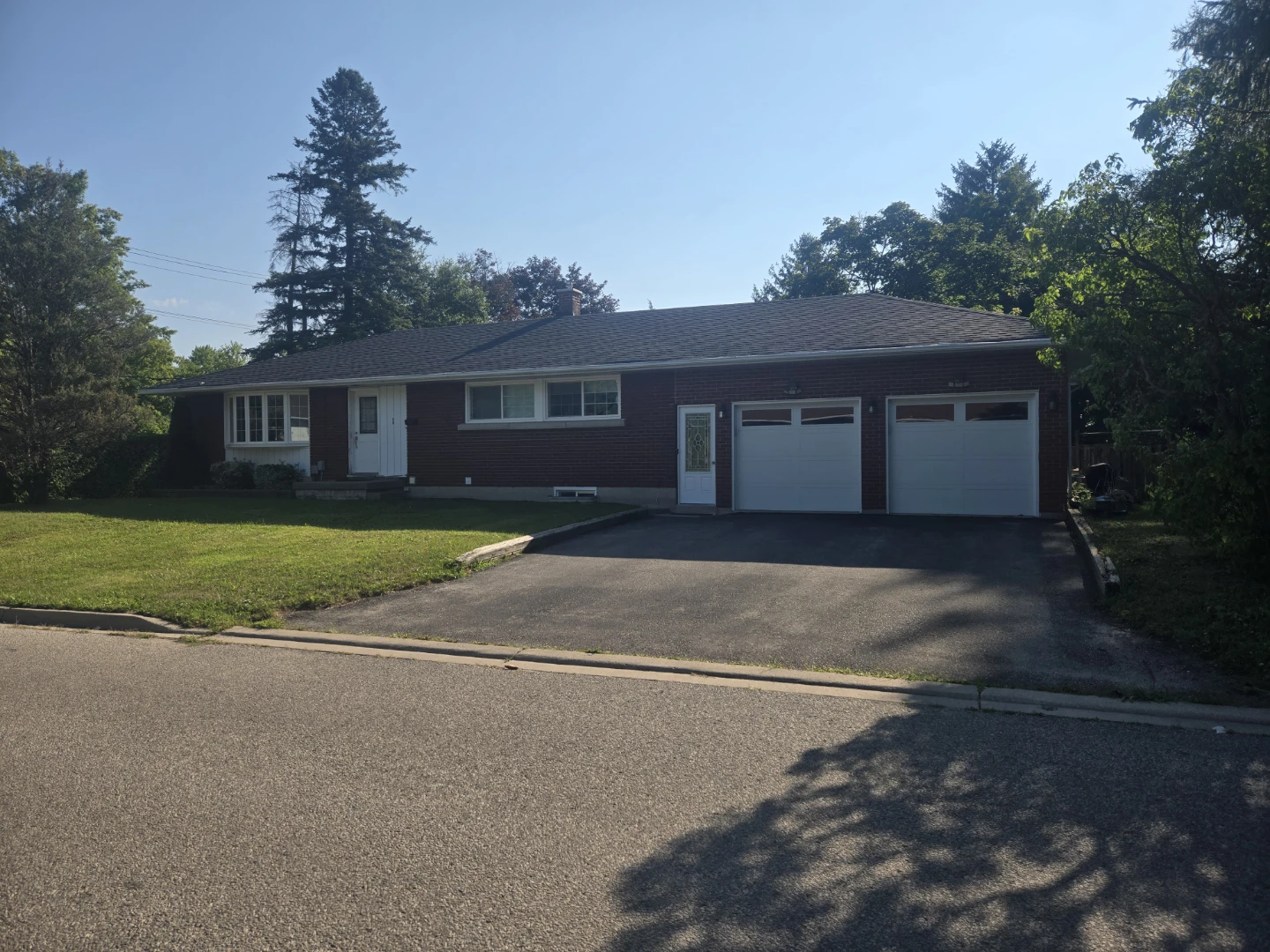 3 bedroom main floor house in Aurora