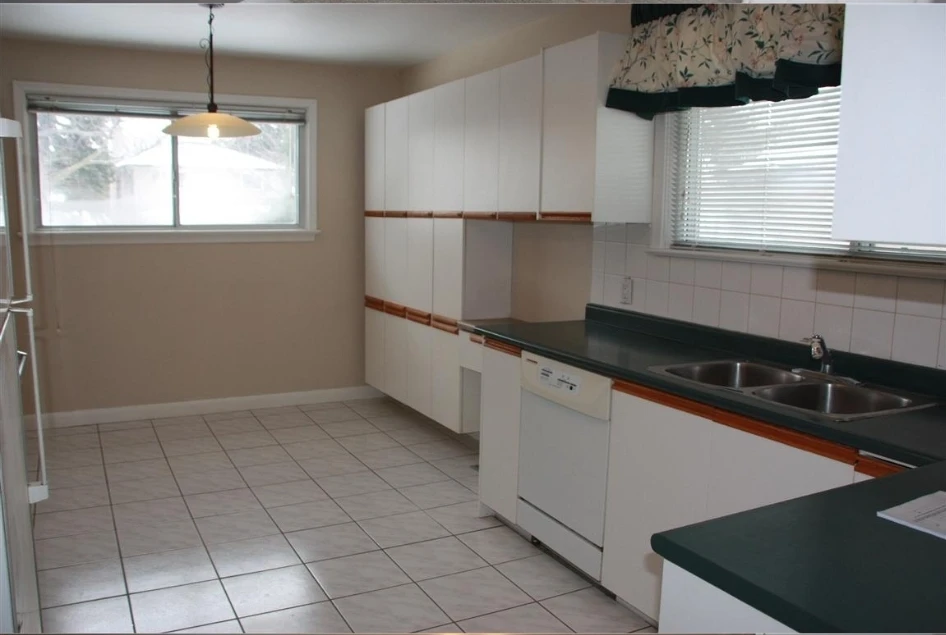 3 bedroom main floor house in Aurora - photo 2