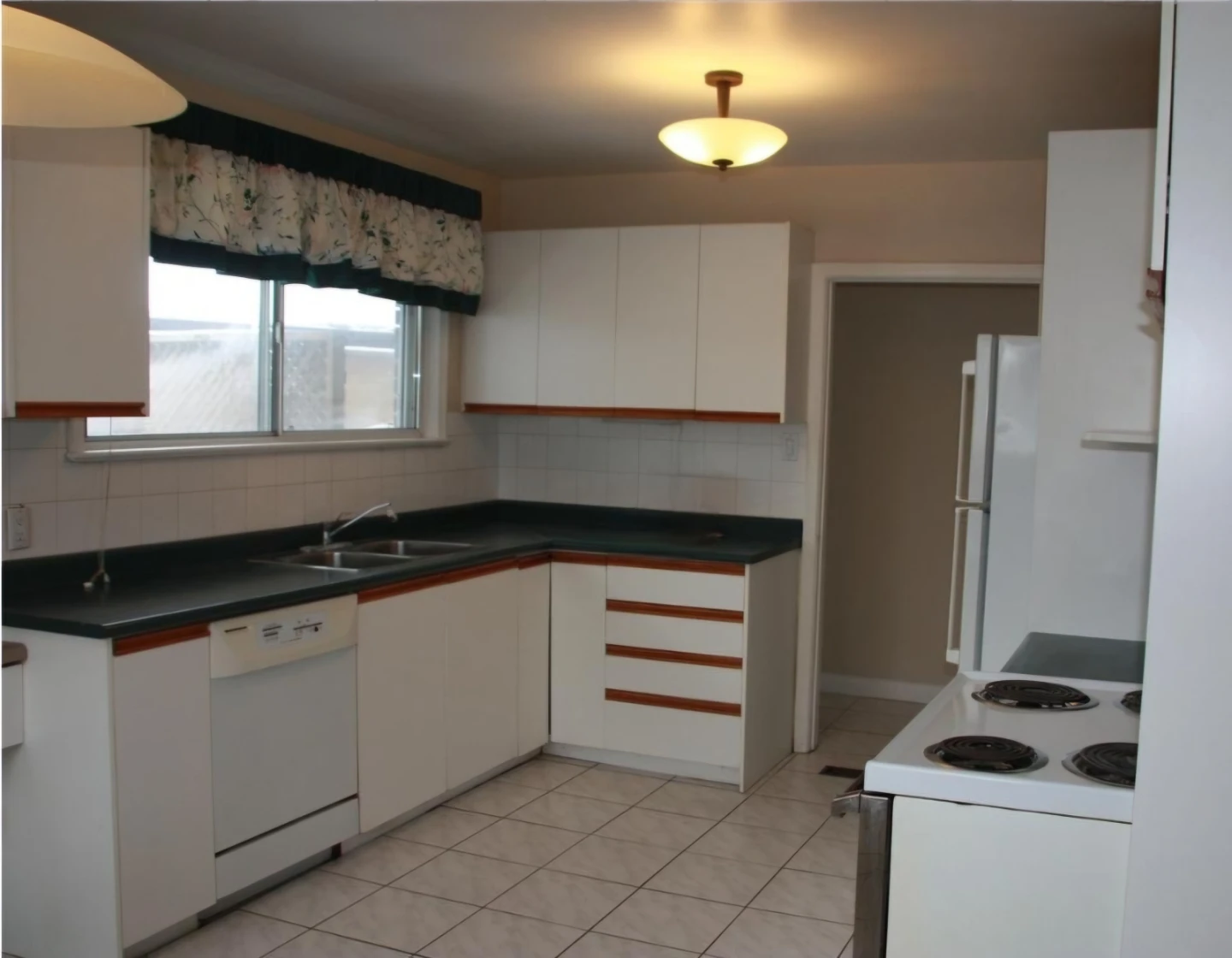3 bedroom main floor house in Aurora - photo 3