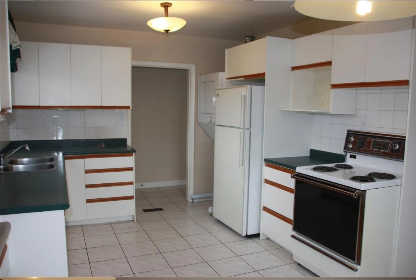 3 bedroom main floor house in Aurora - photo 4