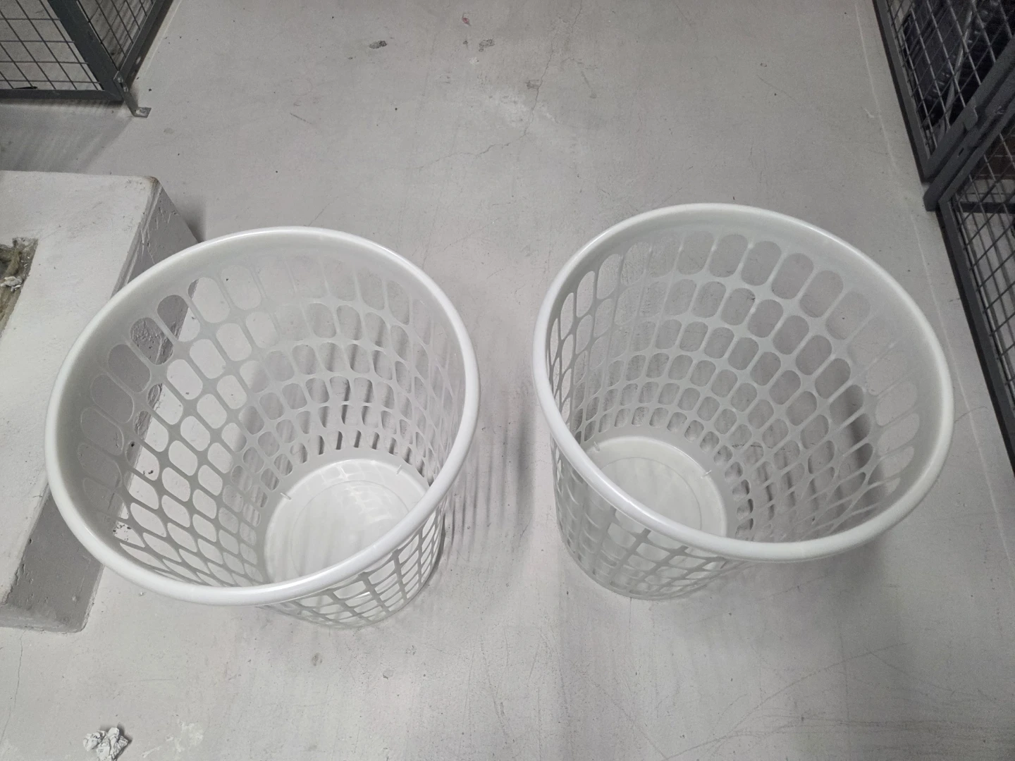 Set of 2 White Plastic Laundry Baskets - photo 4
