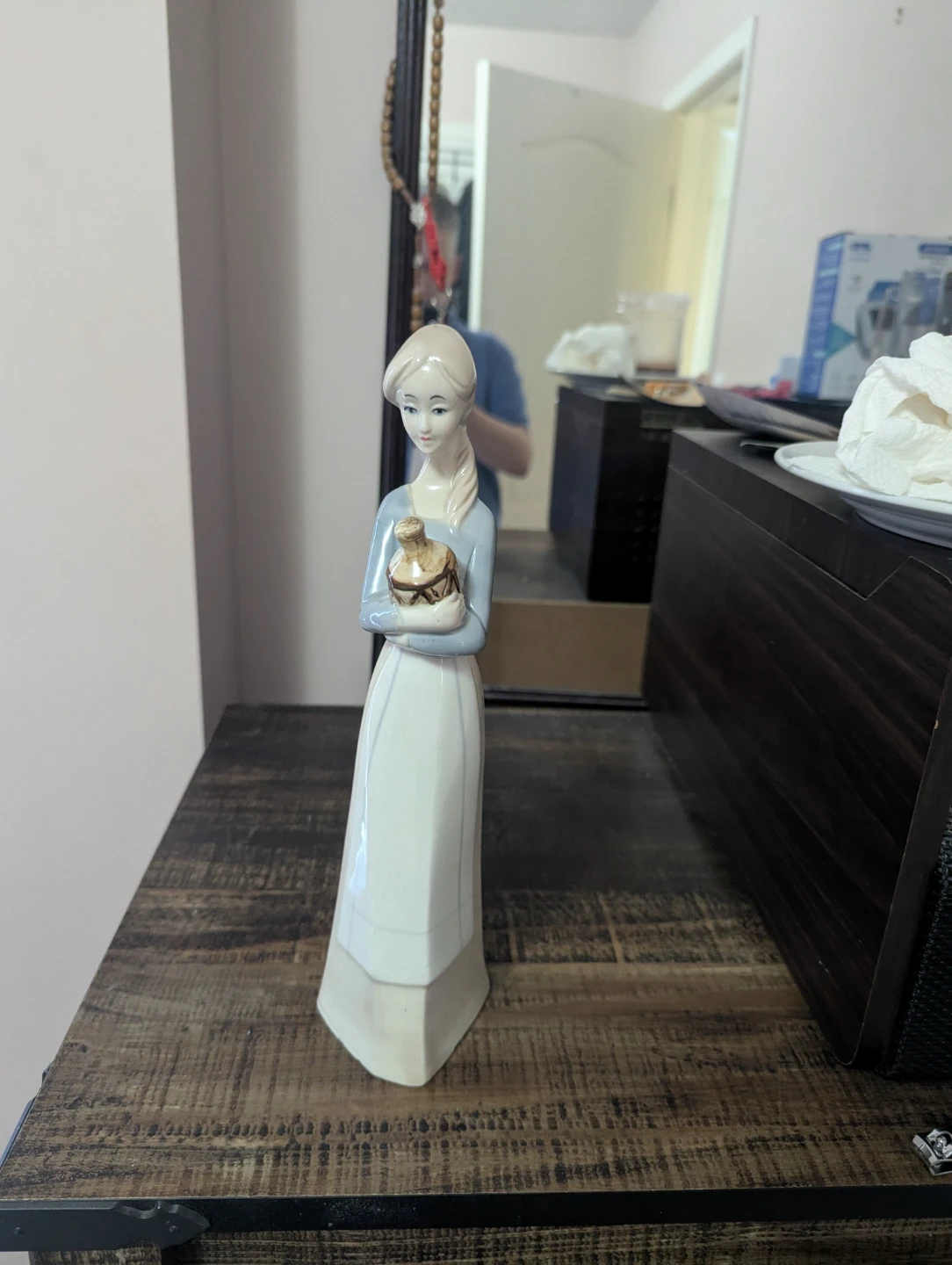 Figurine of a woman holding a pot - photo 2