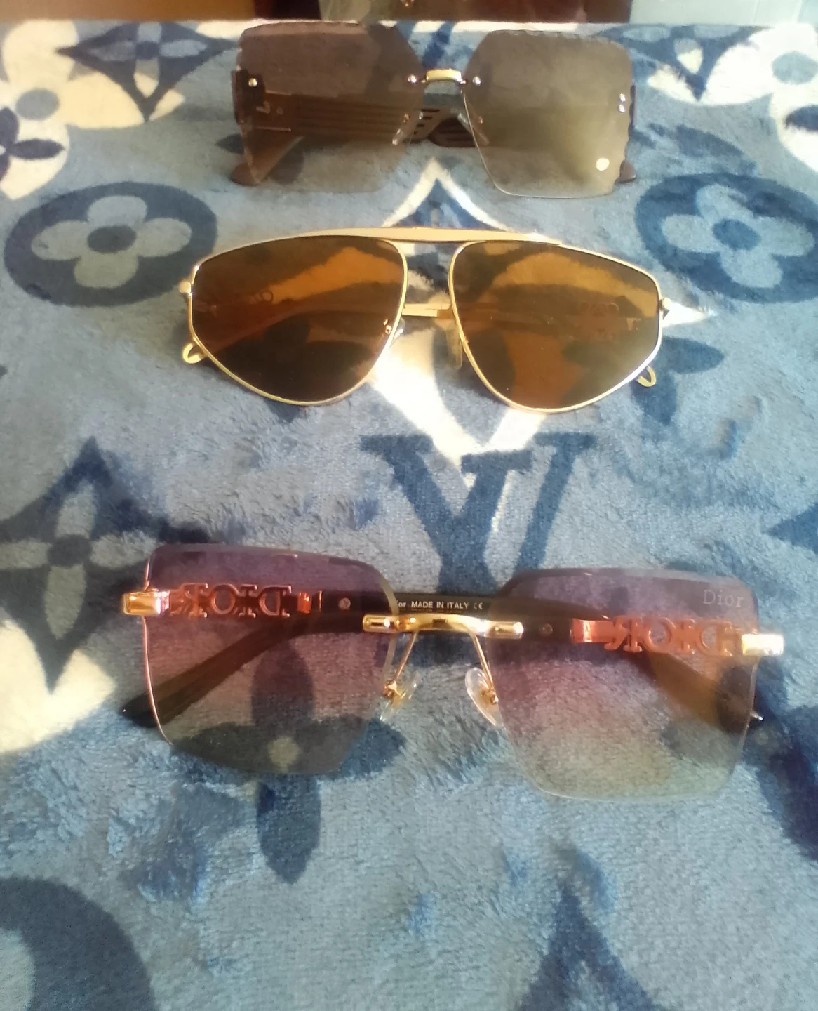 BUNDLE SALE: 1 Crossbody purse, 1 wallet and 1 sunglasses $200 - photo 2