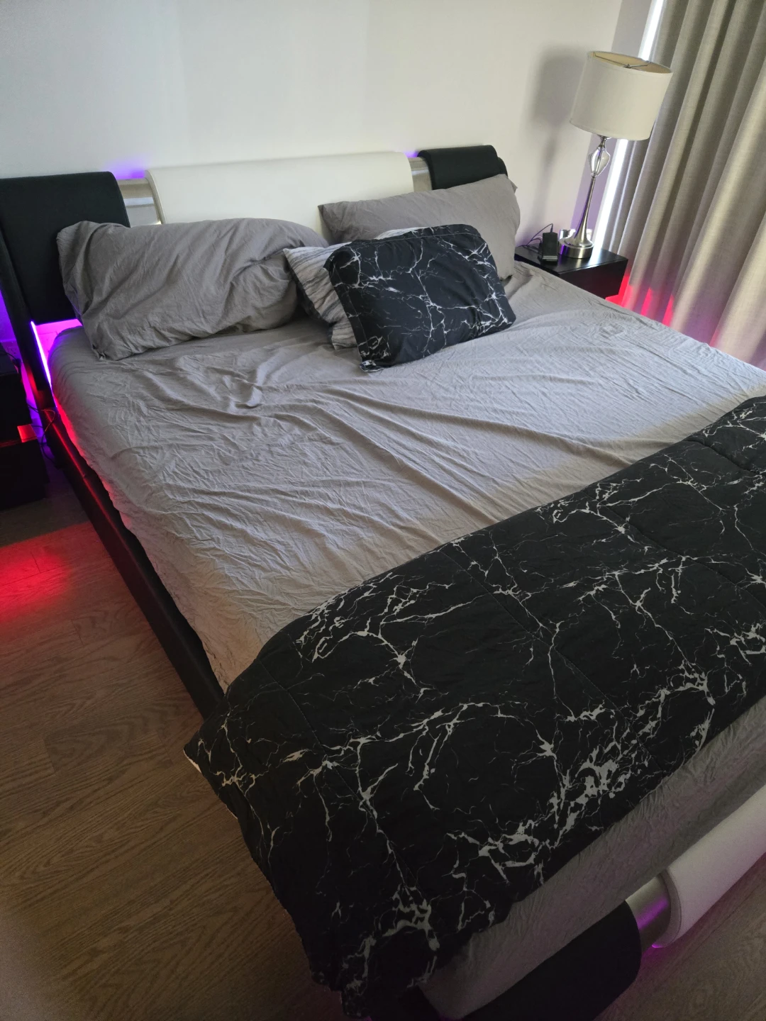 ⚠️Must go in 24h. Modern Platform Bed Frame with LED Lights - photo 2