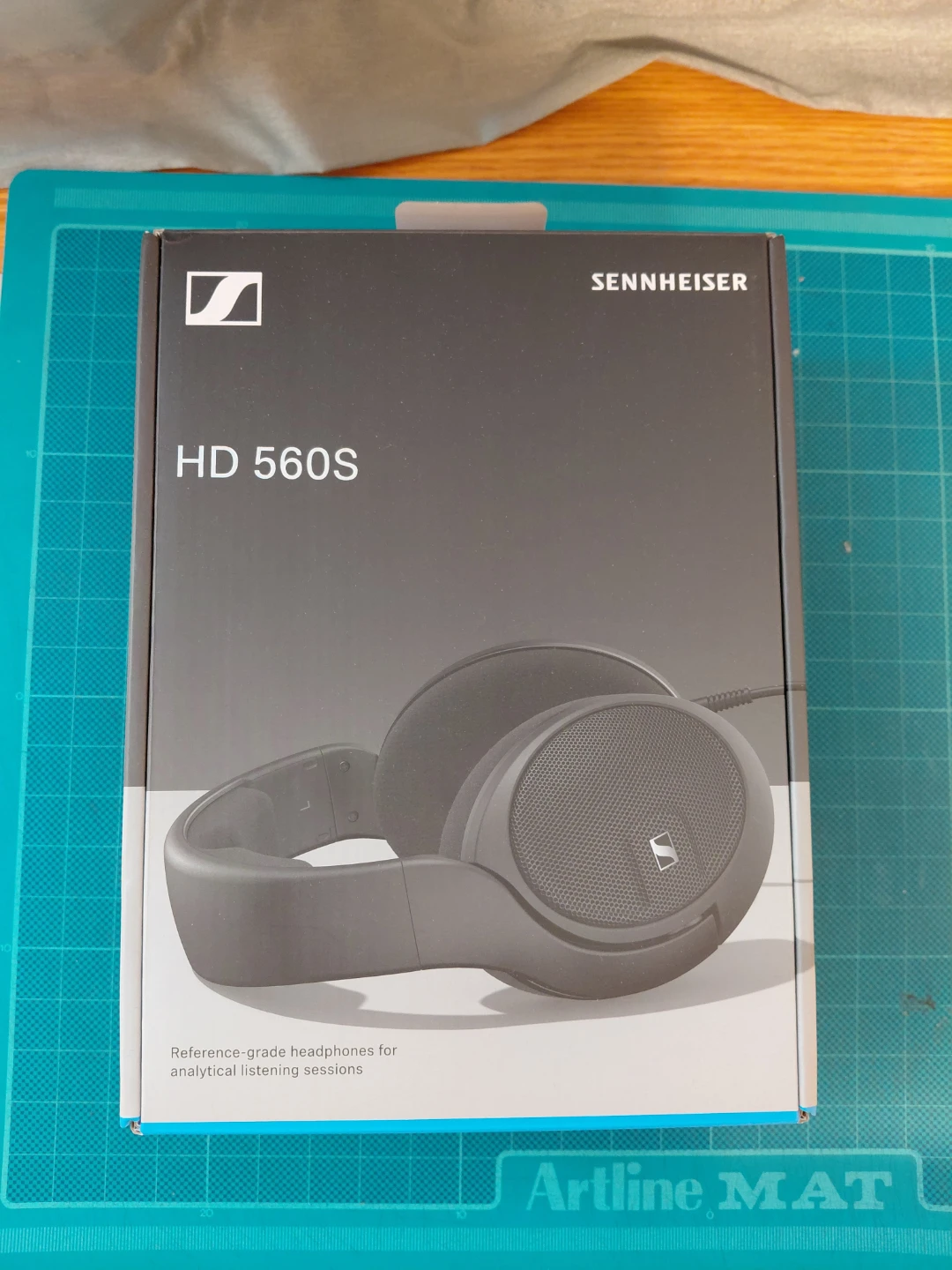 Sennheiser HD 560S Reference-Grade Headphones New Damaged Box