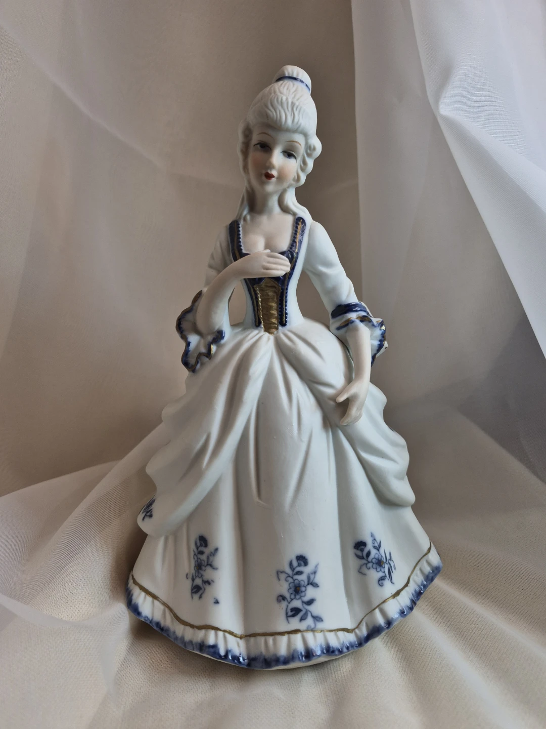 Beautiful 9" Vintage Porcelain Blue & White Lady Figurine