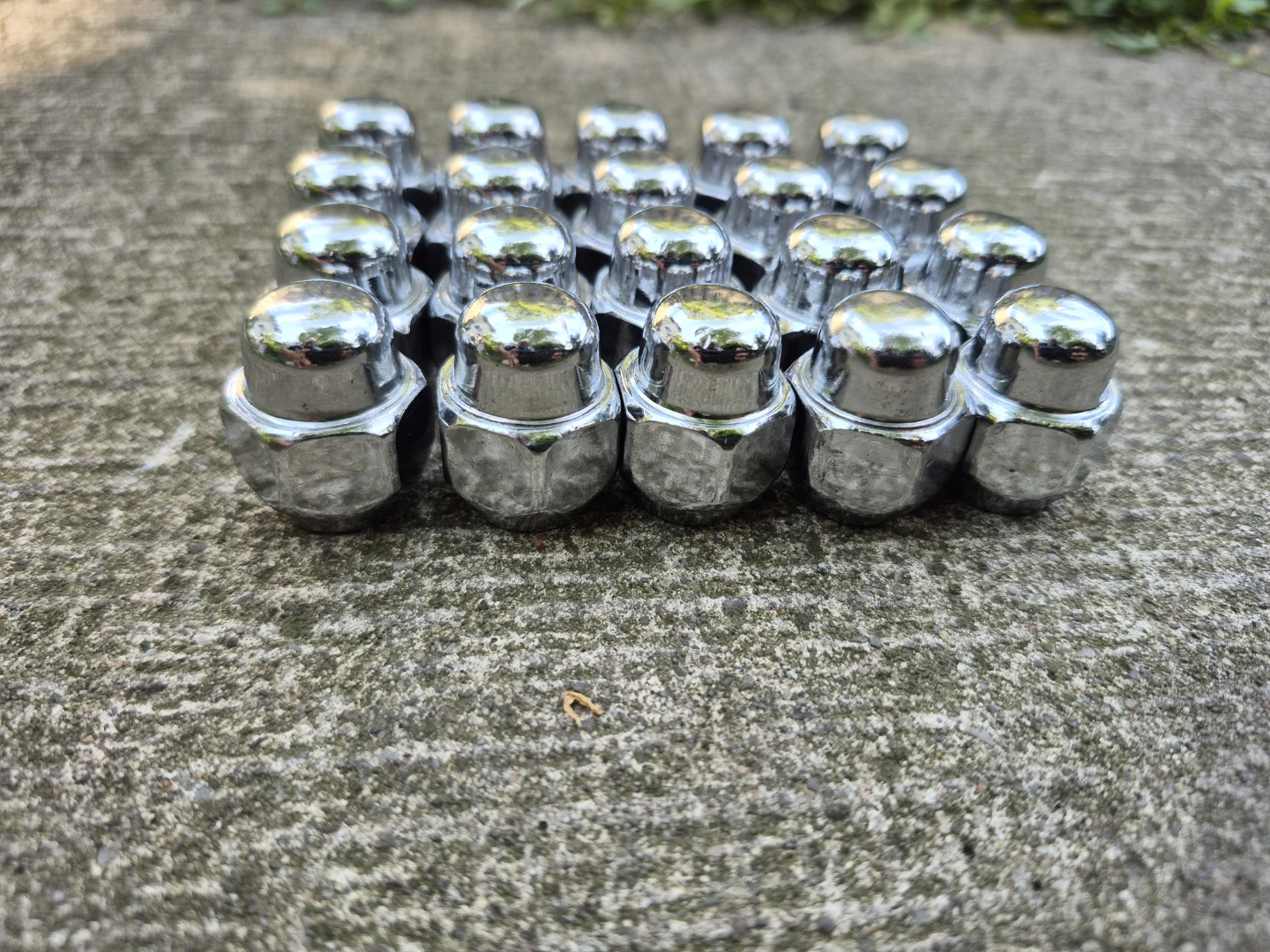 Set of 20 Chrome Lug Nuts