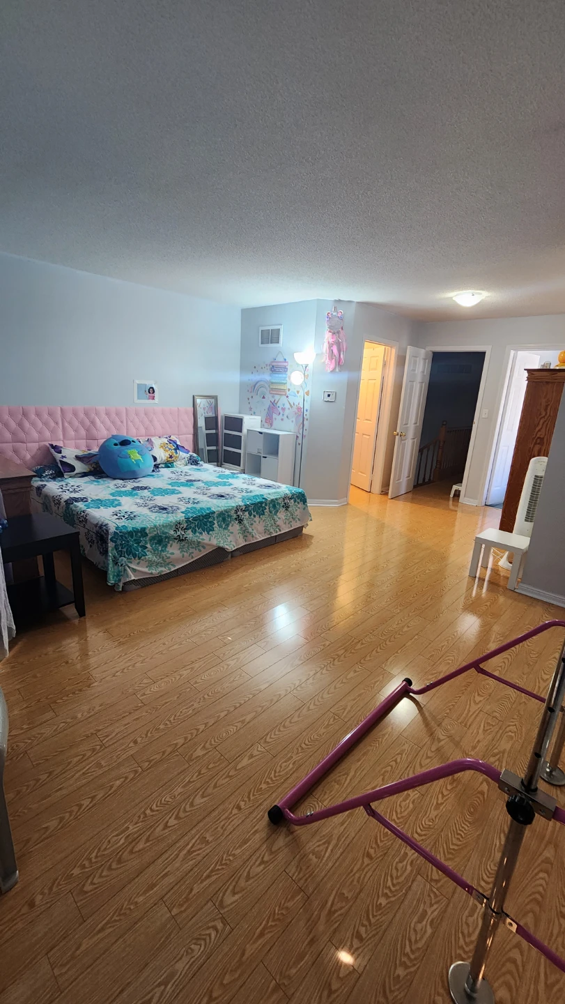 Room Large - Master bedroom for rent