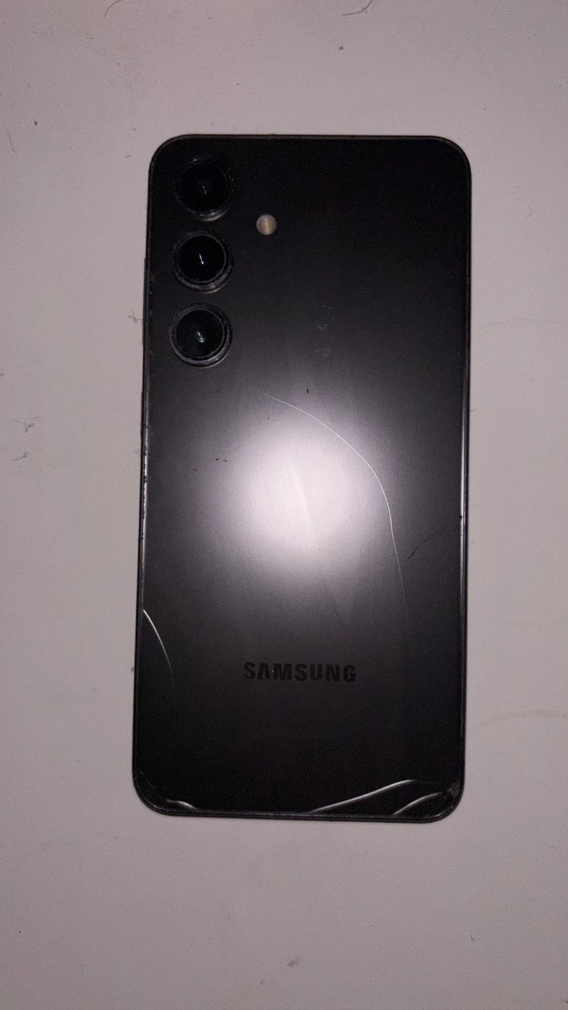 Samsung Galaxy S24 128gb (cracked back)