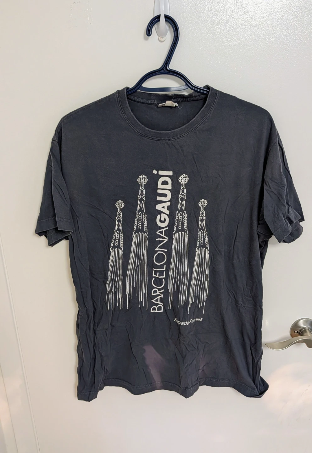 Barcelona Gaudí Sagrada Familia T-Shirt - Men''s Large