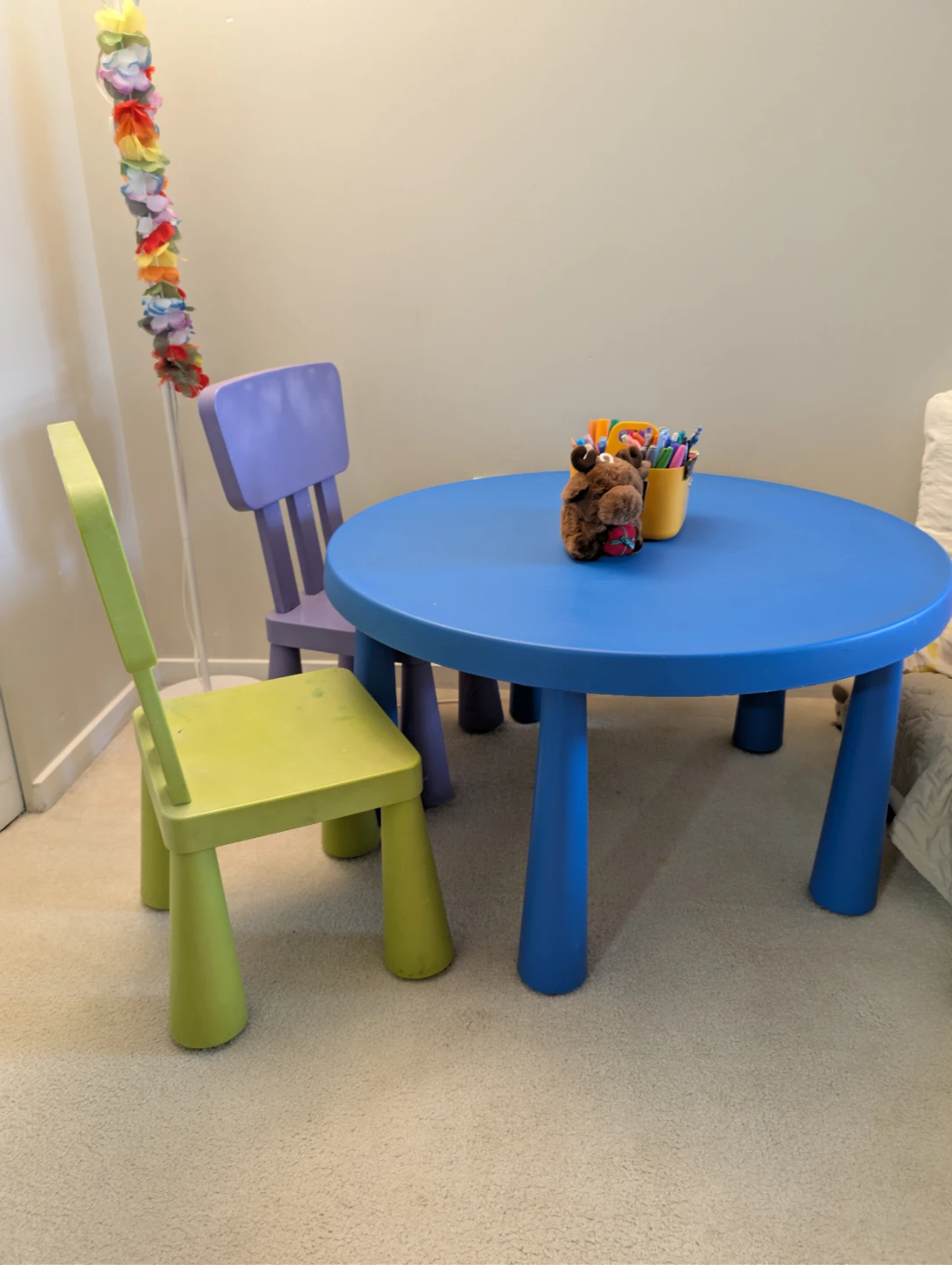 Kids table & chairs
