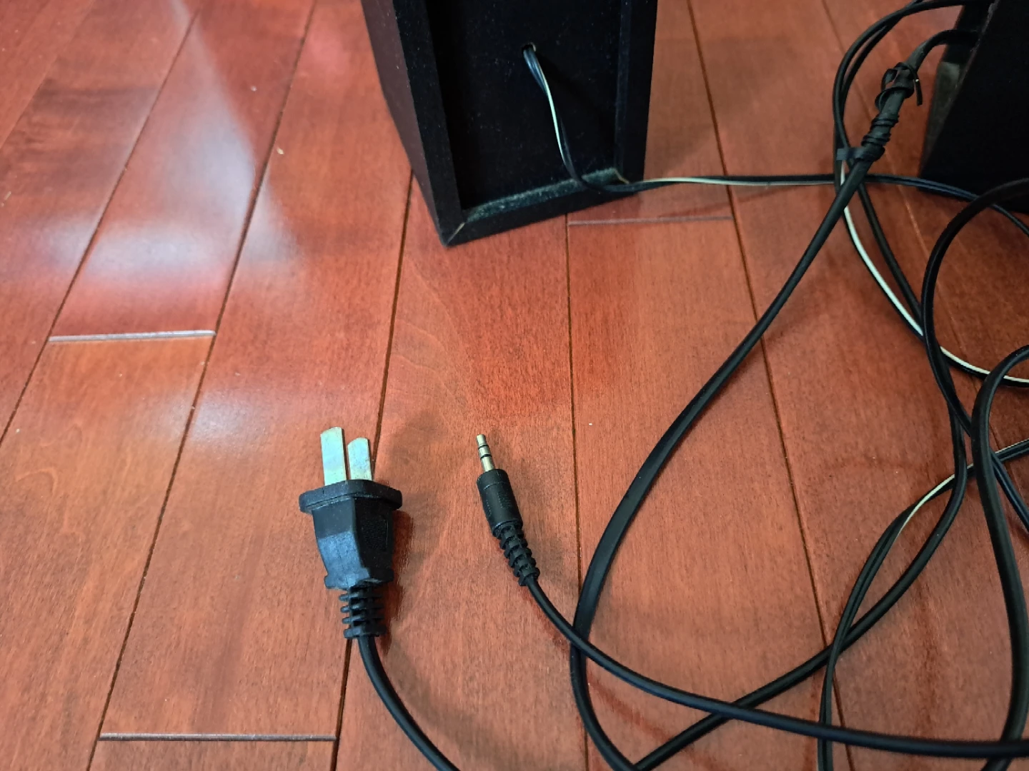 2 pairs Speaker $10 - photo 5