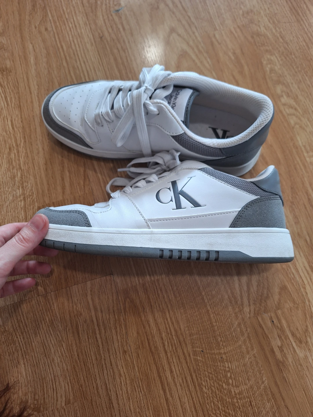 CALVIN KLEIN LOW-TOP SNEAKERS 👟✨