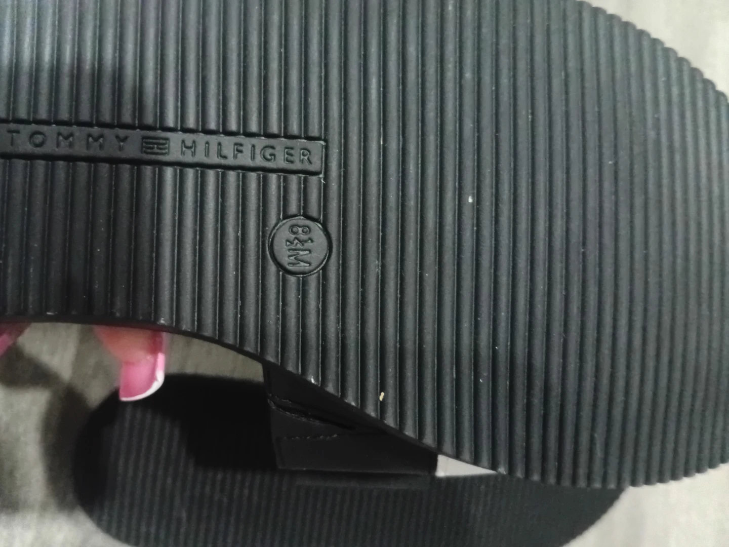 Tongs Tommy Hilfiger noires et blanches - photo 3