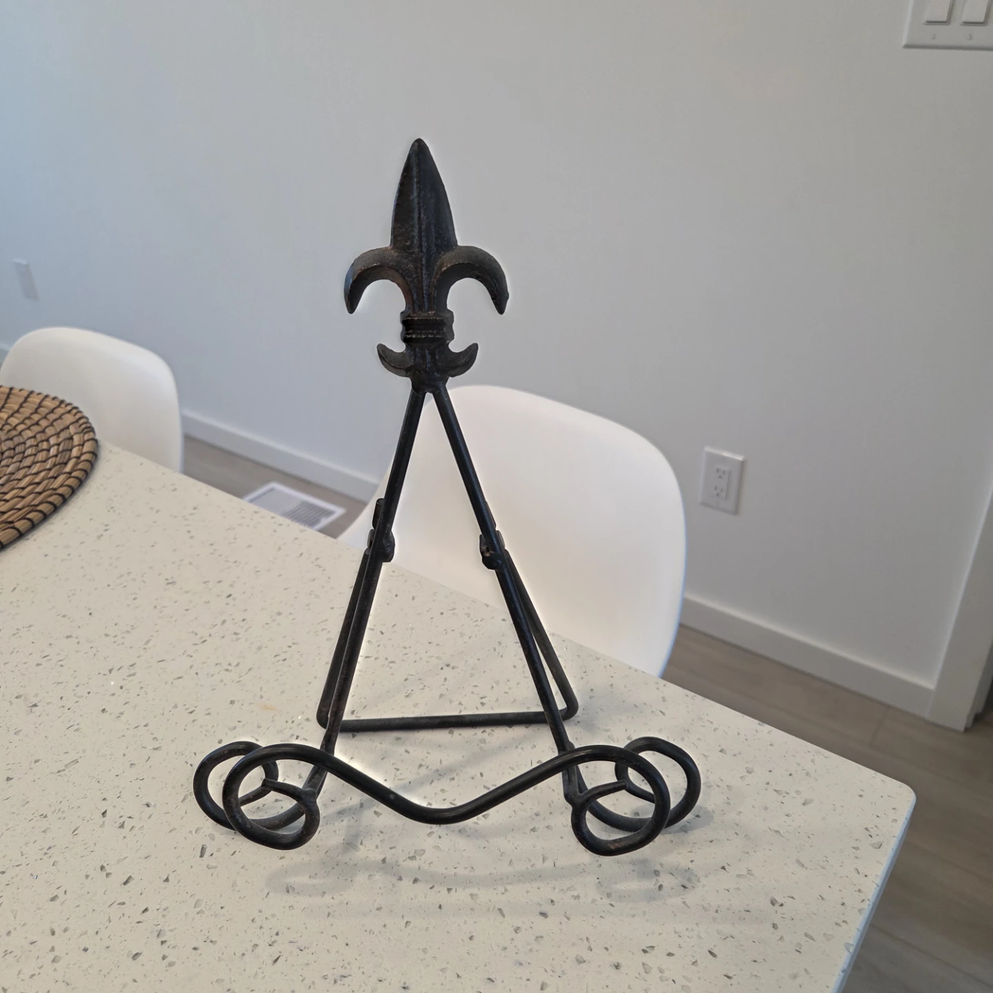 Black Metal Easel with Fleur-de-lis Accent - photo 4