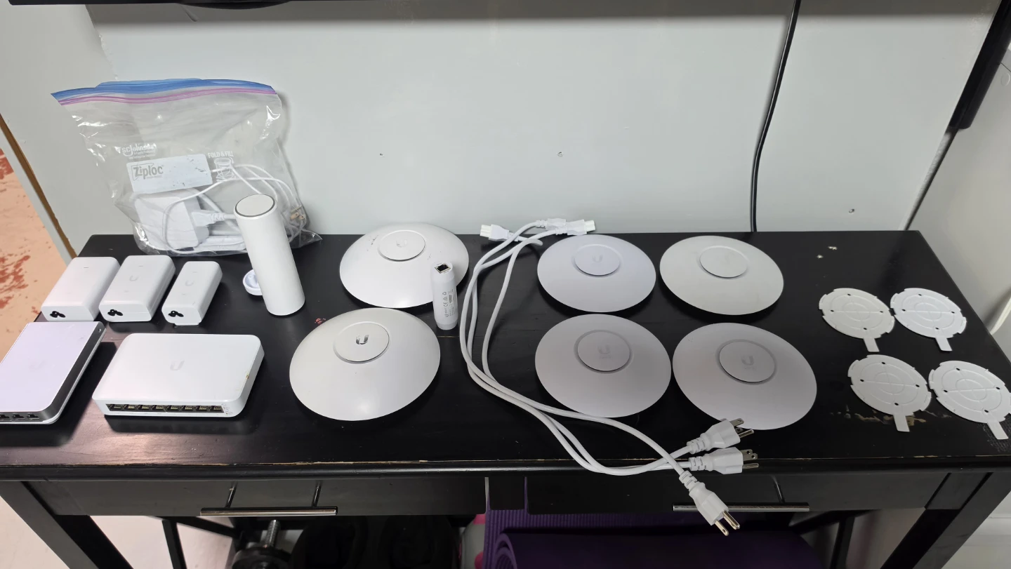 Ubiquiti UniFi Network Bundle – 8 AP + PoE Switch + Injectors - photo 2
