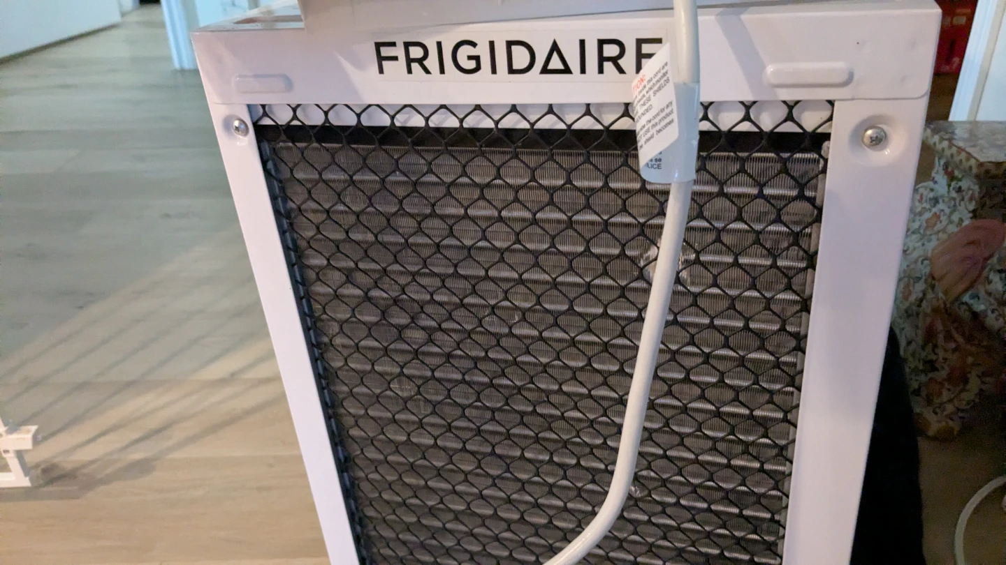 Frigidaire FFRS0822SE Air Conditioner - photo 2