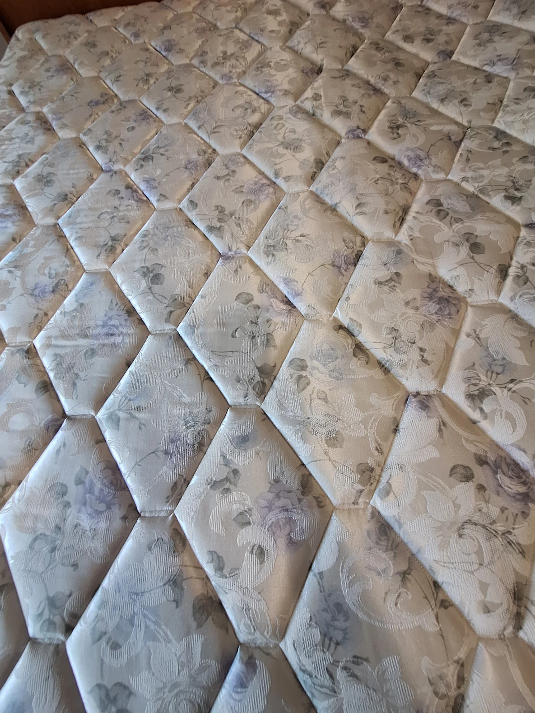 🆓️️Simmons Beautyrest King Size Mattress & 🆓️Bed Frame. - photo 3