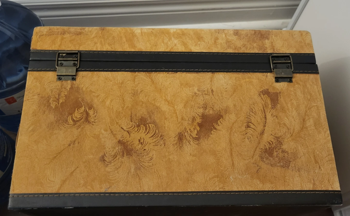 Vintage Style Velvet Feather Pattern Storage Trunk - photo 4
