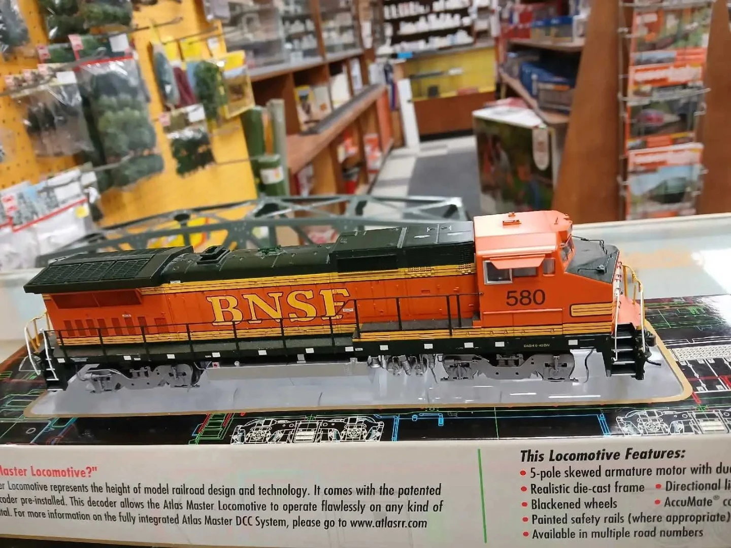 Atlas HO Scale BNSF Dash 8-40BW - photo 4