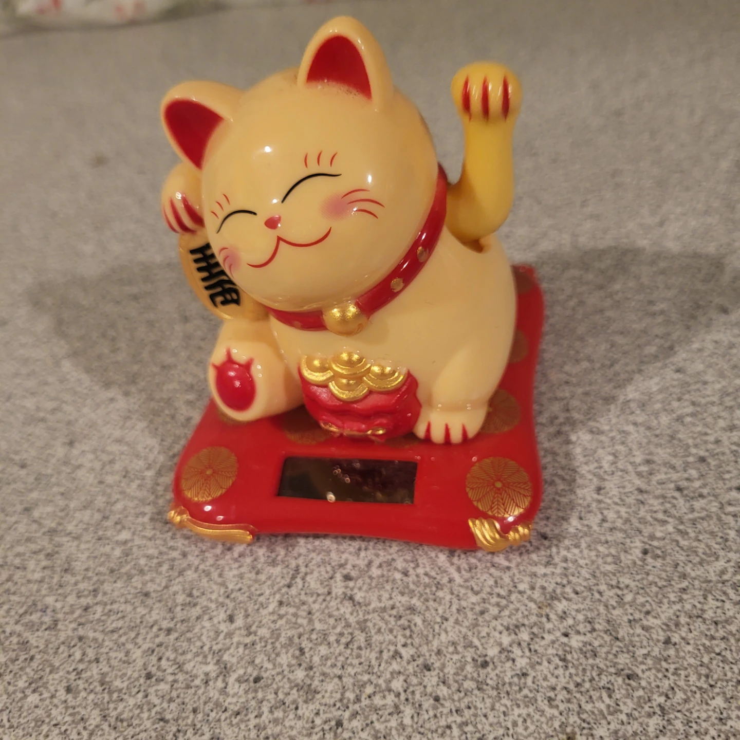 Solar Powered Waving Lucky Cat Maneki-neko