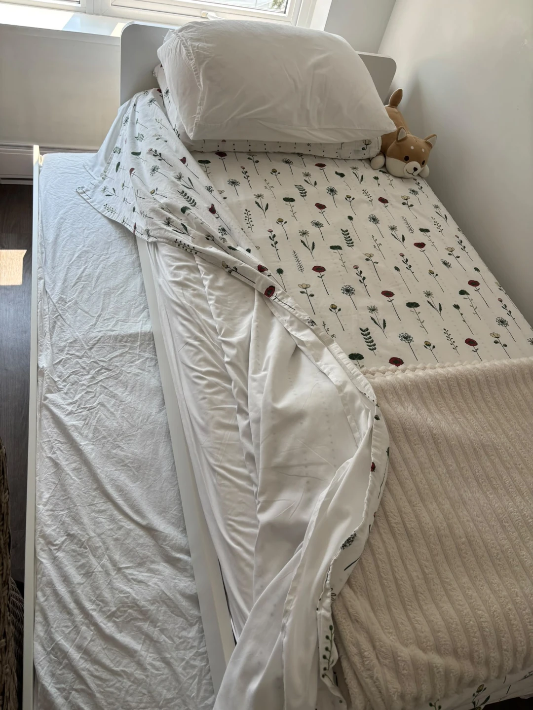 Twin size bed frame with drawers and pull-out bed - photo 3