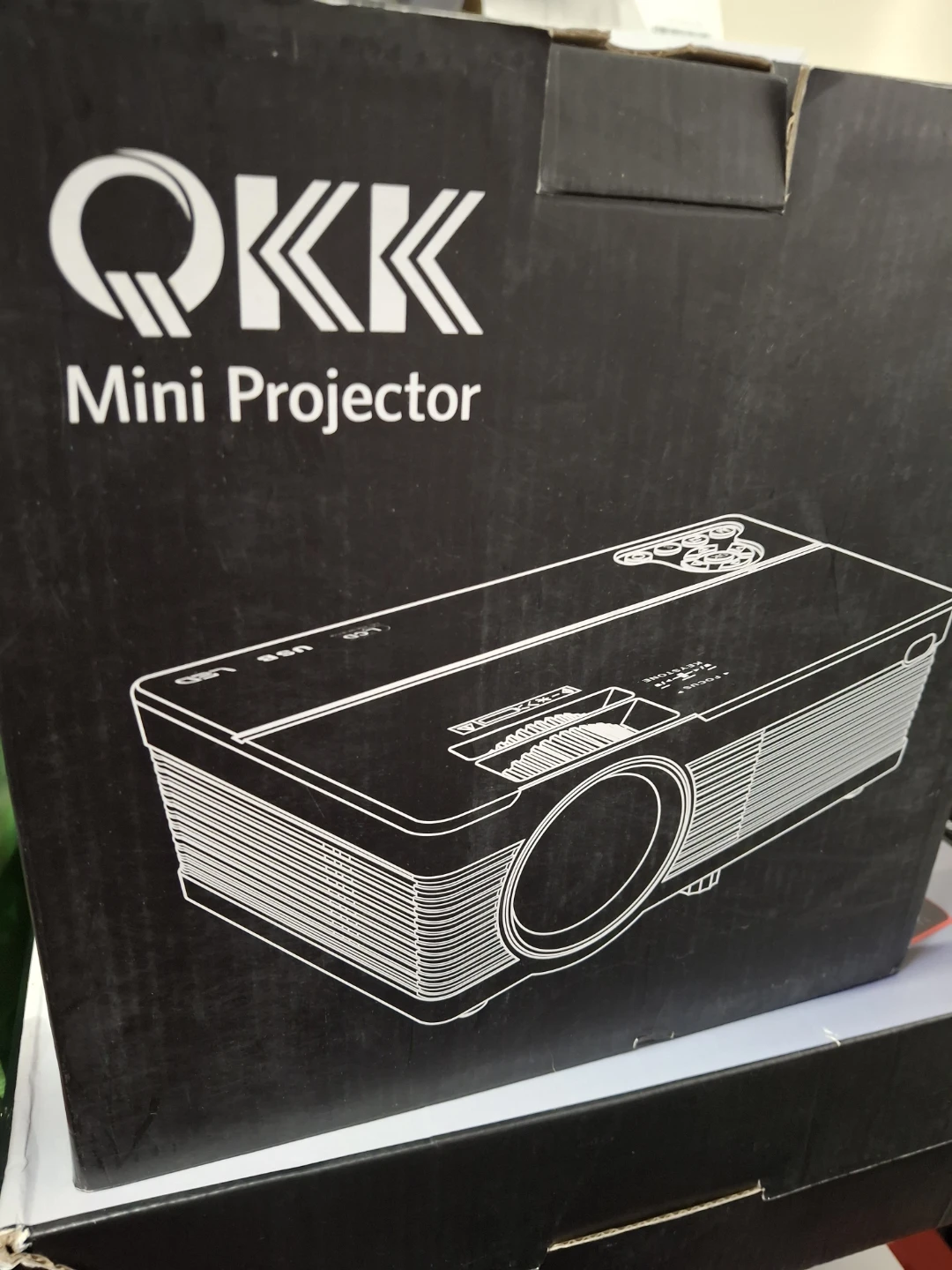 New Qkk mini projector with remote and 100 inch screen