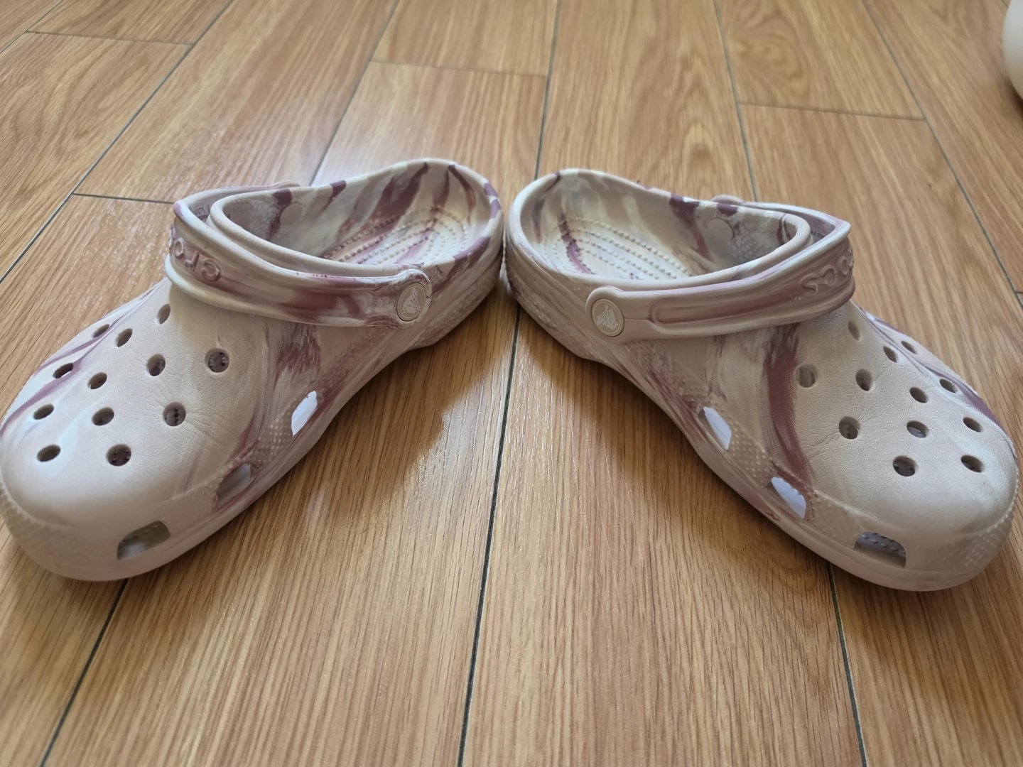 Crocs Marbled Clogs - Size J3 - photo 3
