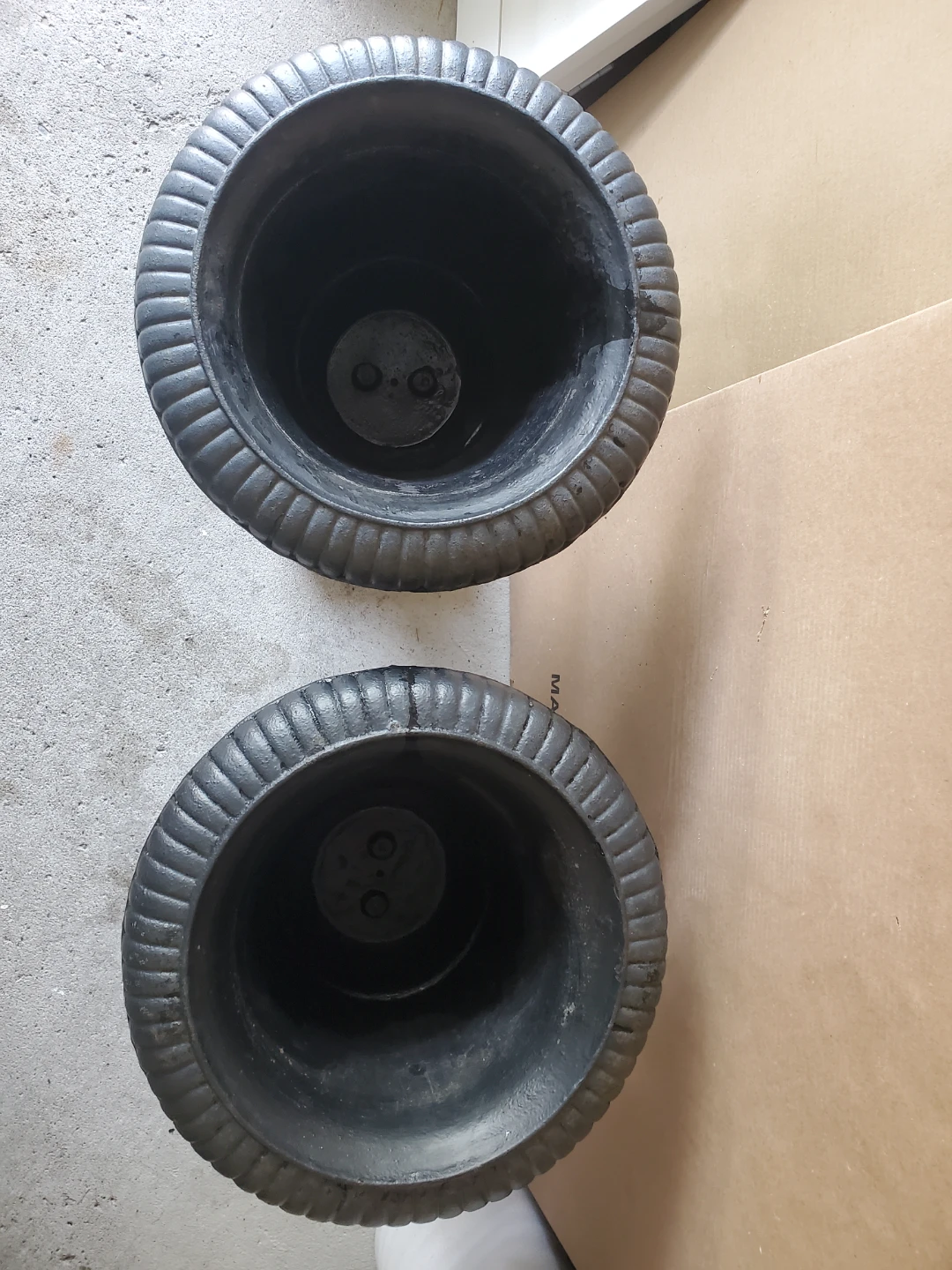 Elegant Pair of Classic Cast Iron Garden Urns - photo 3