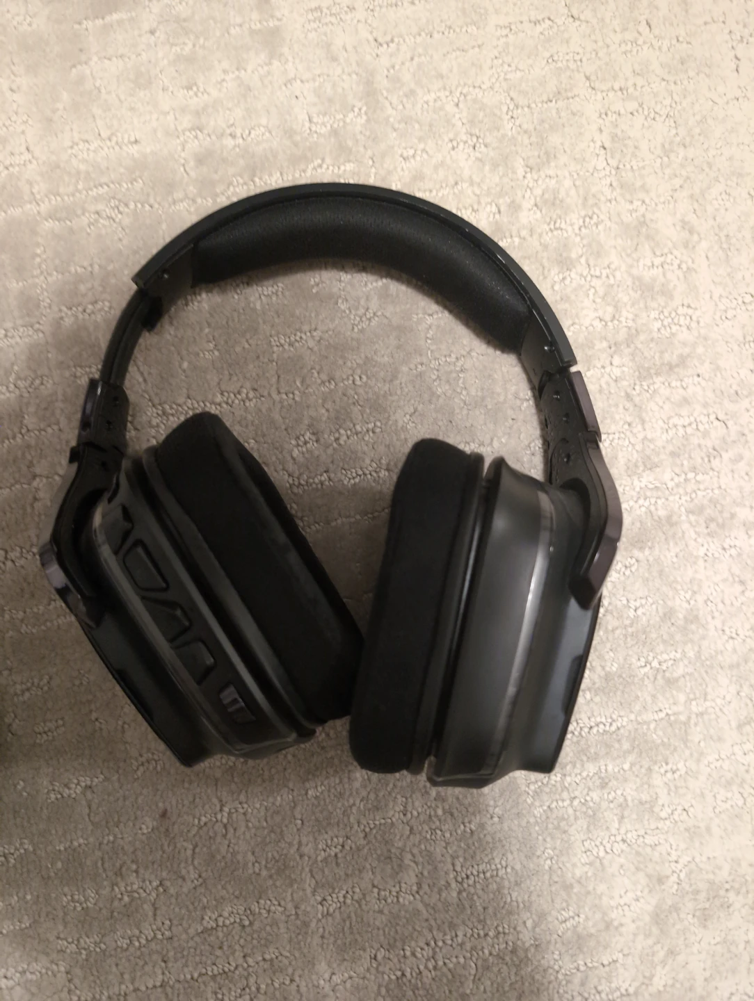 Blue headphone and blackheadphone - photo 2
