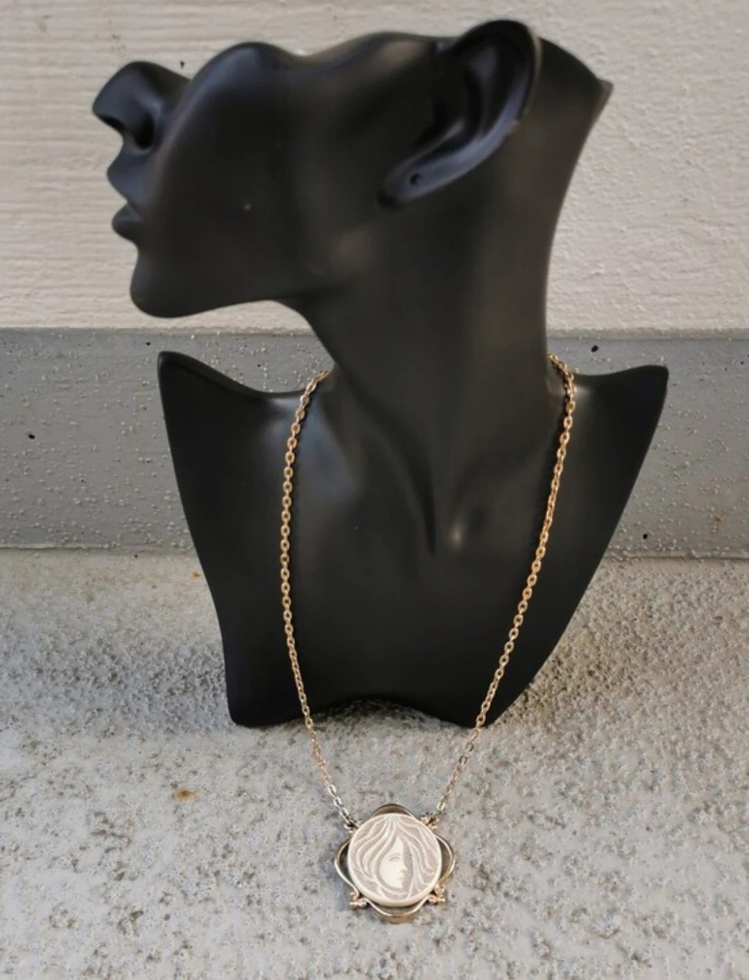 Vintage Sarah Coventry Cameo Pendant Necklace Gold Tone Signed - photo 3