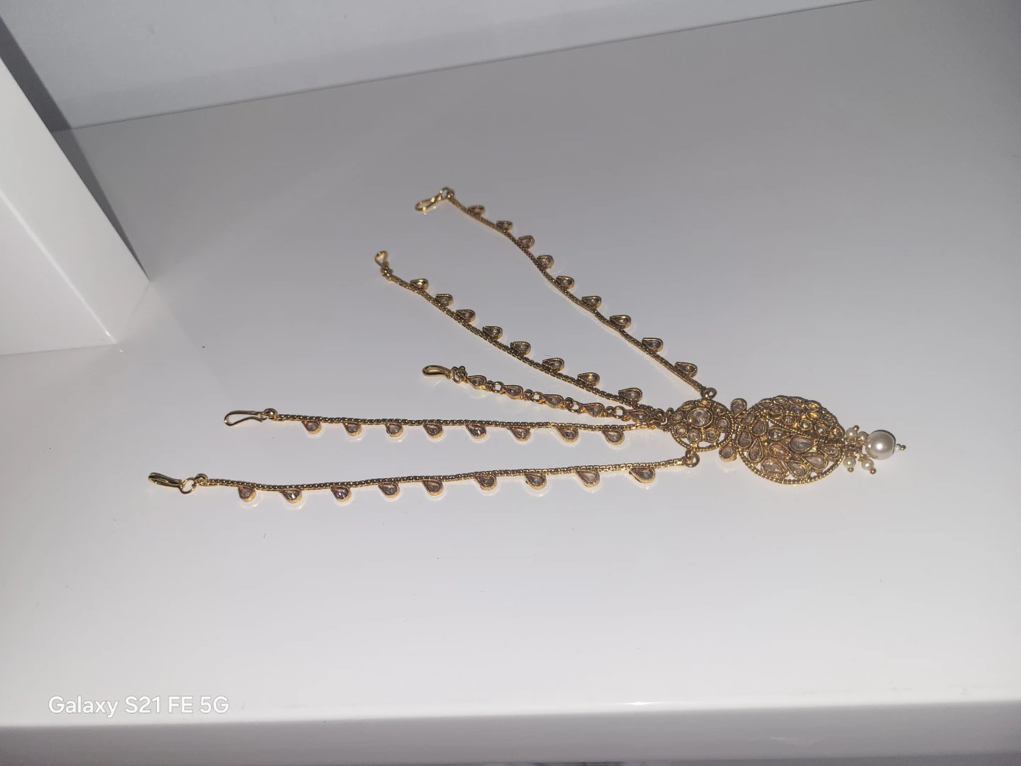 Gold Toned Maang Tikka with Pearl and Rhinestones - photo 3