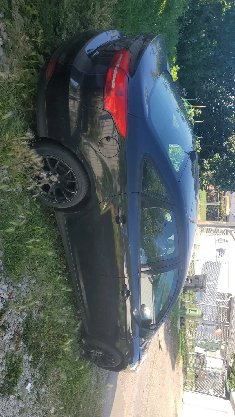 Black Ford Focus Sedan - photo 2