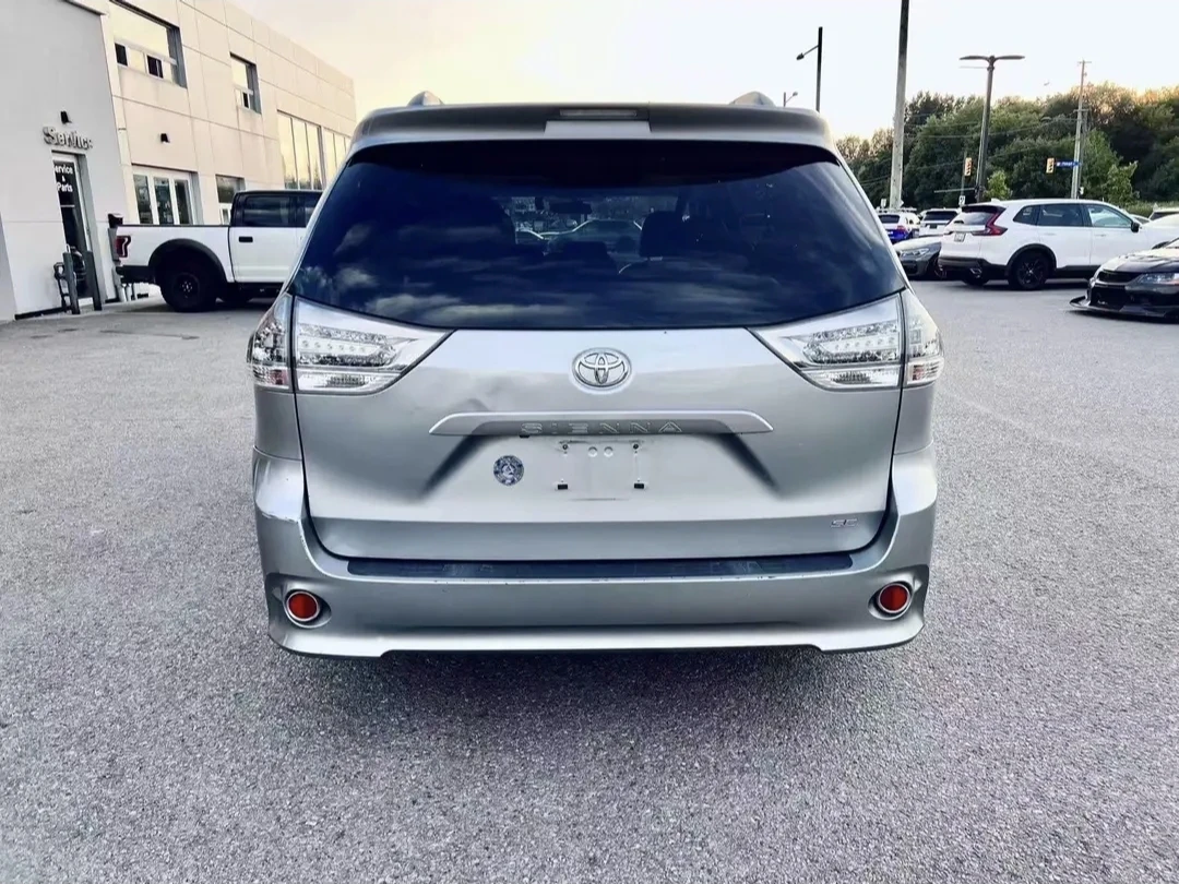2011 Toyota Sienna SE 8 Passenger - photo 4