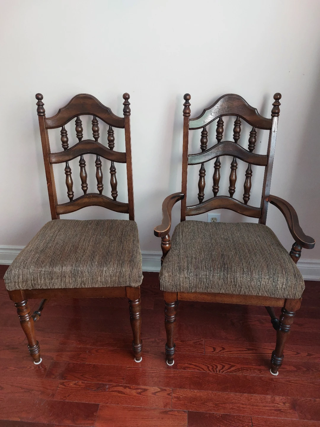 Wooden Dining Chairs (Set of 2) , Antique style. Real wood.