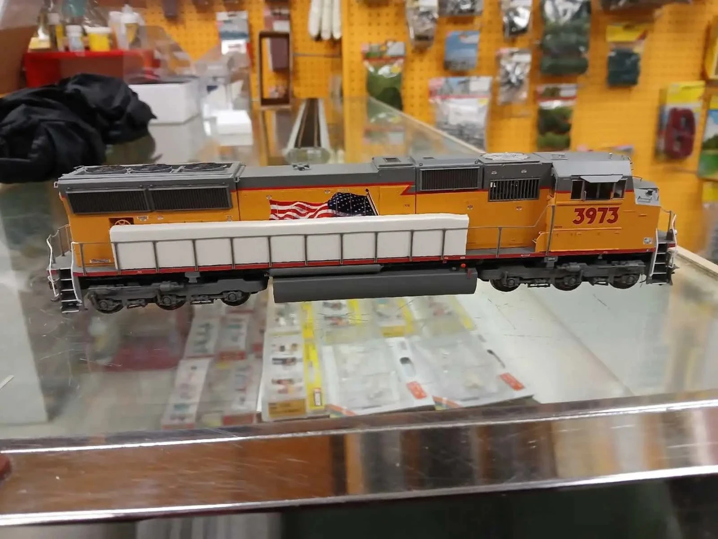 Union Pacific 3973 Model Train Locomotive - photo 2